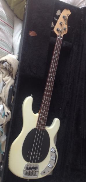 Vendo Bajo eléctrico MusicMan StingRay. Impecable,fabricado en EEUU