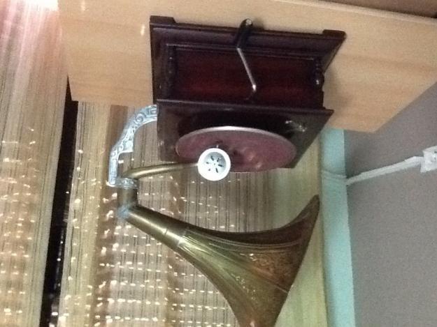 En venta Gramófono cuadrado trompeta de latón con base de madera