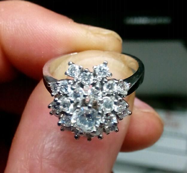 Conjunto anillo y pendientes de diamantes