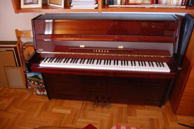 Se vende piano Yamaha C108N