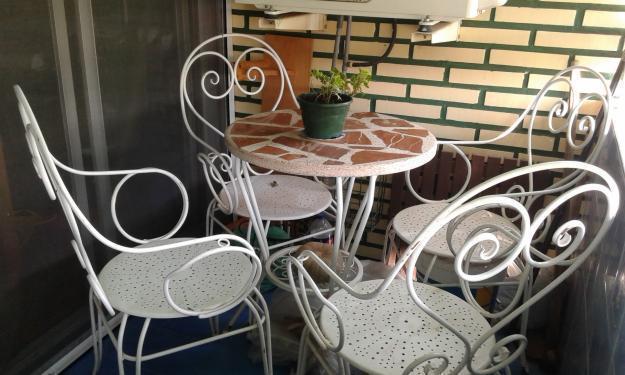 mesa y sillas de jardin
