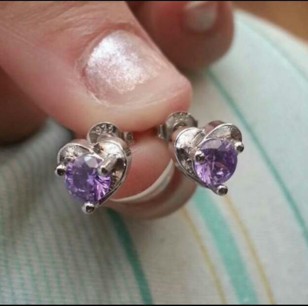 Pendientes de plata 925 en forma de corazón con circonita morada