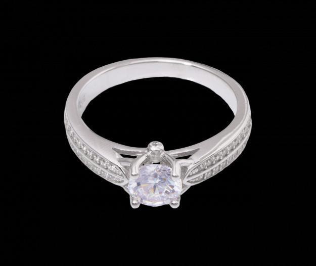 Espectacular anillo solitario de plata 925 con circonitas redondas