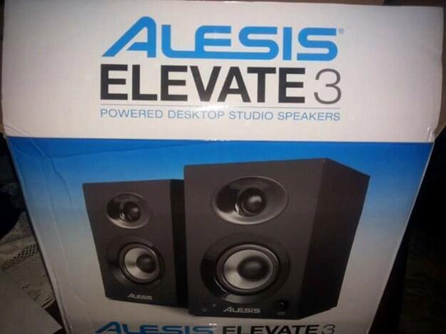 Monitores Alesis Elevate 3