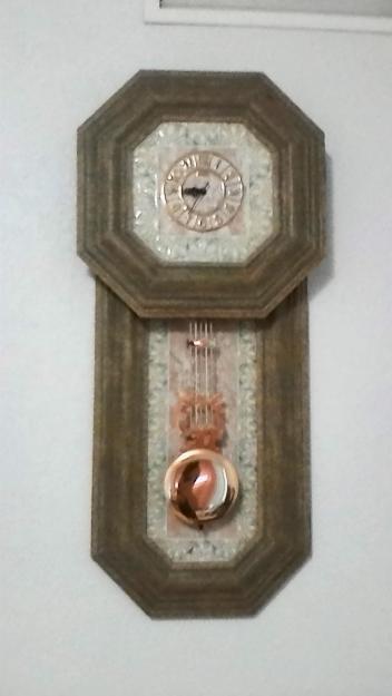 Reloj de diseño artesanal en madera para pared
