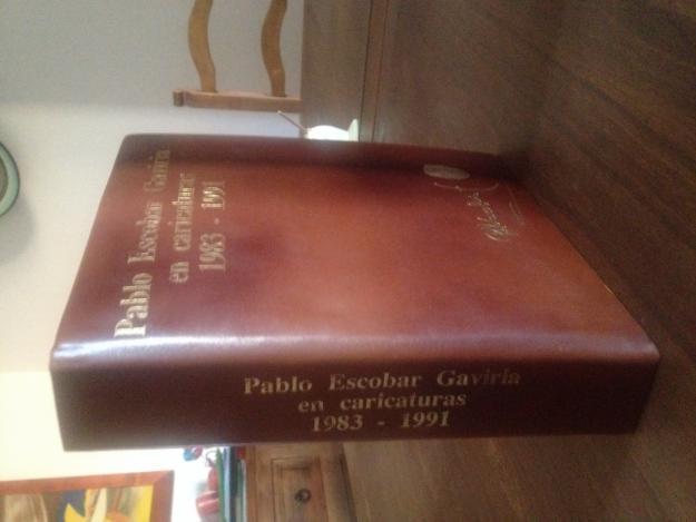 libro de Pablo Escobar en caricaturas letras de oro