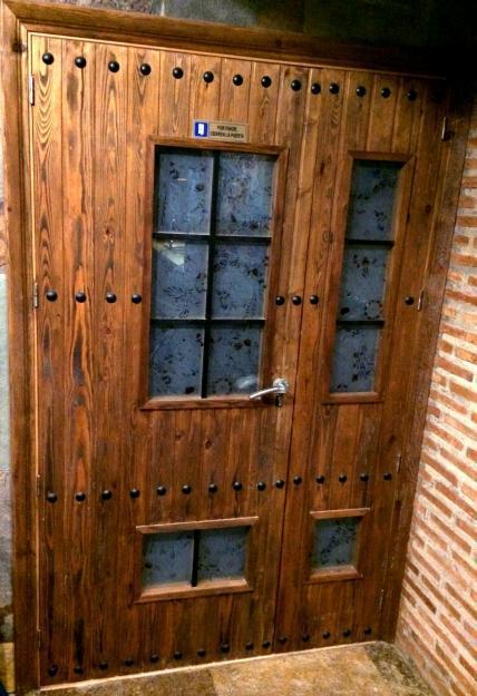 Gran puerta de madera maciza