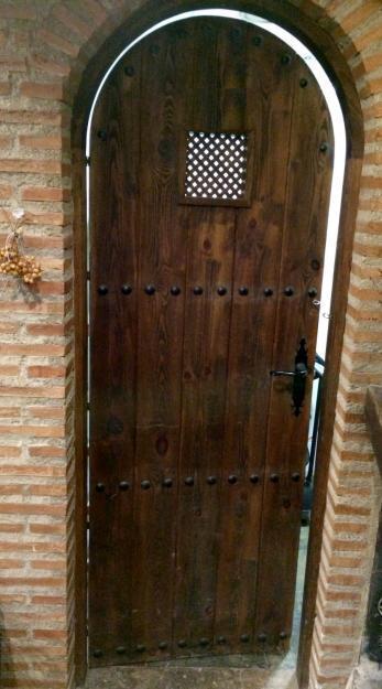 Preciosa puerta de madera maciza