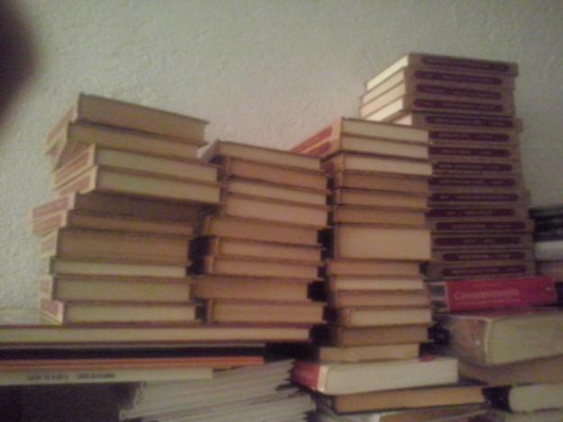 Lote de 100 libros de pasta dura por 60 euros