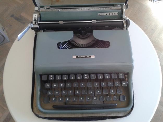 Máquina de escribir portatil Olivetti Pluma22